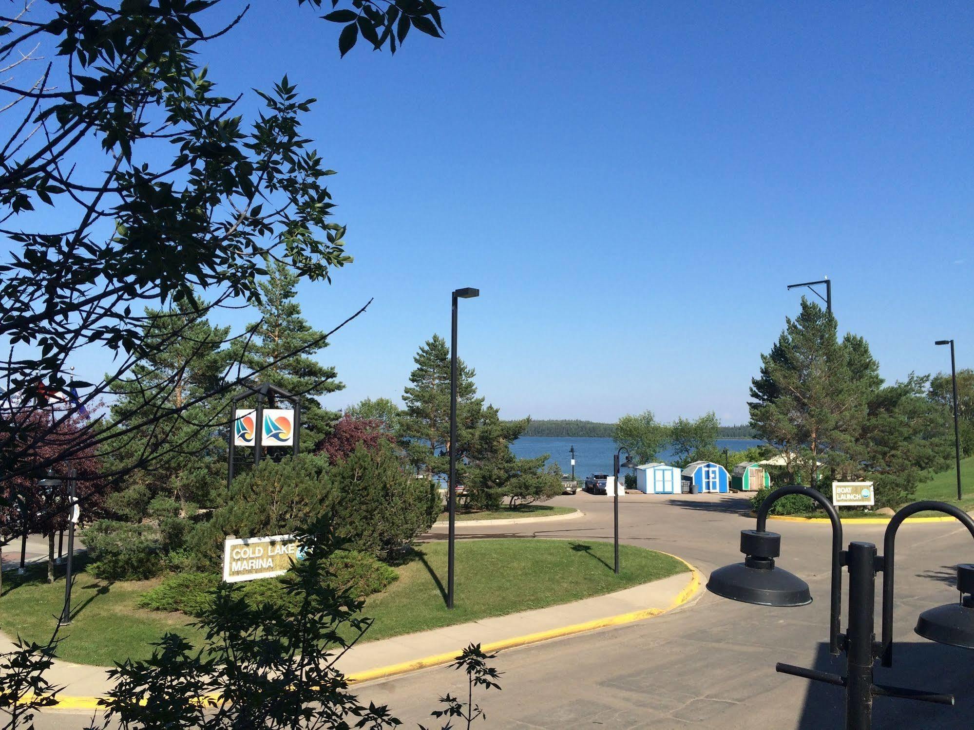Lakeshore Inn 콜드레이크 외부 사진